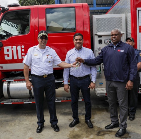 Sistema 911 entrega otro camión a Bomberos de La Vega