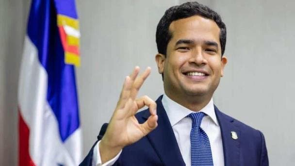 Omar muestra sus virtudes con el piano y se la deja caer al oficialismo