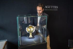 Suspenden venta del Balón de Oro mundialista de Maradona