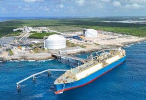 Hacen conexión tanques para almacenar gas
