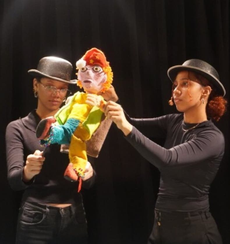 “El hombre que escondió el sol y la luna” es una función con títeres. En el Teatro Guloya.