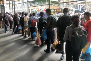 Alcalde Adams dice NYC está saturada de inmigrantes