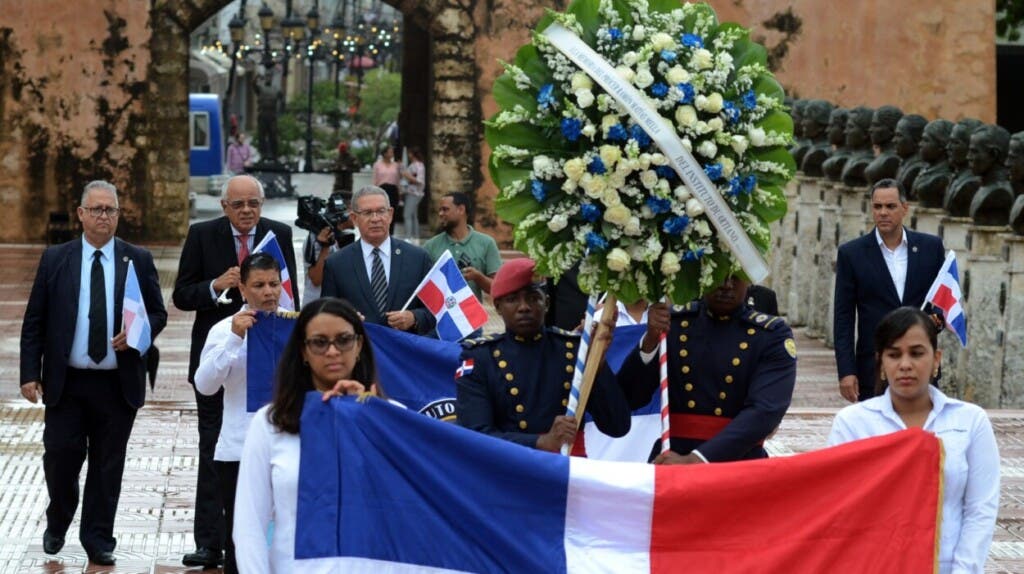 Miembros del Instituto Duartiano depositan esta mañana una ofrenda frontal en el Altar de la Patria con motivo del 160 aniversario del fallecimiento del prócer Ramón Matía Mella. El patricio falleció en Santiago el 4 de junio de 1864 tras sufrir una enfermedad que le postró en cama. Mella tuvo, entre otros méritos, disparar el trabucazo en la Puerta de la Misericordia el 27 de Febrero de 1844