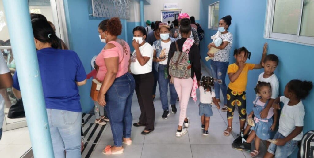 Se registra aumento de los virus gripales 3 Decenas de niños fueron llevados hoy a hospitales con síntomas gripales producto del cambio de temperatura luego de que se registraran torrenciales aguaceros a causa de una vaguada que incide sobre el país. Desde tempranas horas de la mañana, madres acudían con sus hijos a las áreas de pediatría para realizar análisis a sus vástagos, a fin de determinar el virus respiratorio que padecen. /Foto GUILLERMO BURGOS