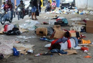 Indigentes, perros y basura