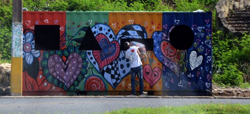  En busca de crear conciencia para que las personas decidan depositar la basura en  lugares determinados y hacer más bellos y vistosos los contenedores  el Ayuntamiento de Santo Domingo Este ha tomado la iniciativa de exponer arte urbano en estos zafacones gigantes. La foto fue tomada hoy en la avenida  Iberoamericana. Aunque está dando resultado, munícipes se quejan de que impiden el paso peatonal