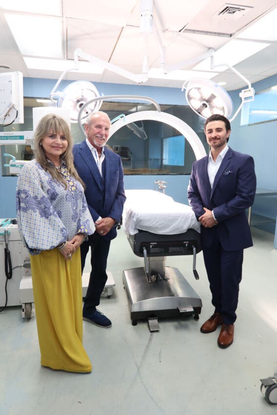 El doctor Roberto Moya junta a su esposa Vivian y su hijo Andrew, frente a la mesa de cirugía que donaron al hospital Traumatológico Doctor Darío Contreras./Foto Duany Nuñez