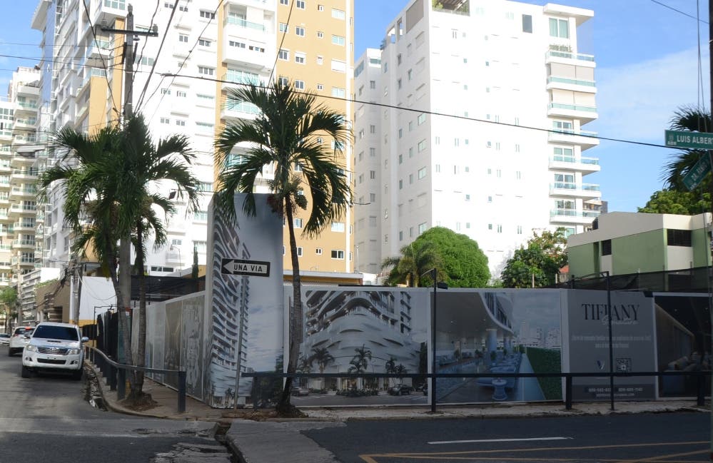 Esta construcción en la calle Luis Alberti con Dr. Fabio A. Mota, como otras, tiene una fuerte barrera de protección en la acera y la indicación de lo que se construye./Foto Jorge González