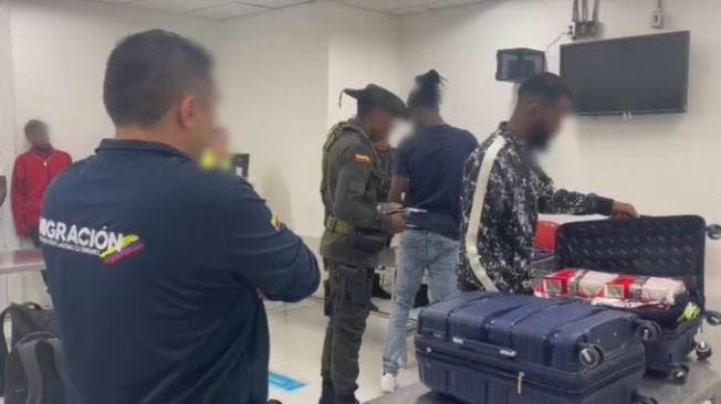 Detienen a cinco dominicanos en el aeropuerto de Bogotá con 215 kilos de cocaína
