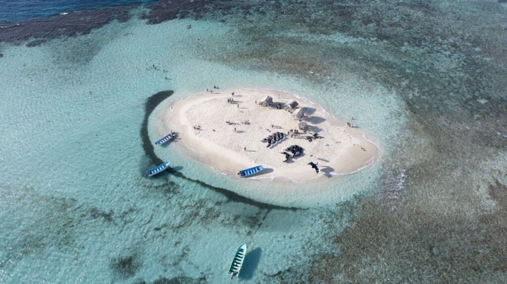 Cayo Arena, emblemático y paradisiaco lugar que es visitado por turistas, también fue visitado 5 destacadas damas empresarias estadounidenses, las cuales harán inversiones millonarias en la zona de Buen Hombre y en otras zonas pertenecientes al Cibao Atlántico.