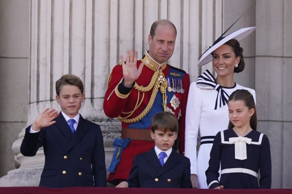 La princesa Catalina saluda junto a la familia real desde el balcón de Buckingham