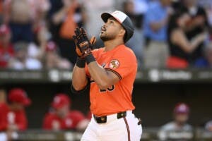 Dos jonrones de Santander marcan remontada de Orioles ante Filis