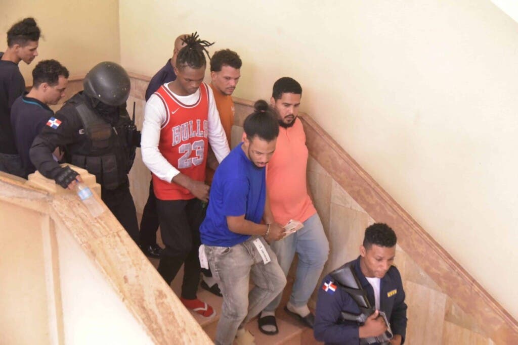 Los imputados del asalto al banreservas cuando bajan las escaleras en el Palacio de Justicia de Santiago.