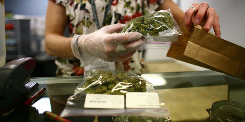 Caída del mercado de la marihuana legal genera incertidumbre en Colorado y California