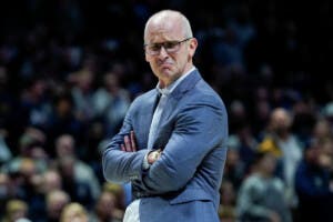 Dan Hurley rechaza entrenar a los Lakers y decide quedarse en UConn, según ESPN     