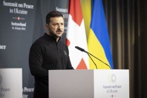 Zelenski abre su cumbre de paz apelando a la multilateralidad para poner fin a la guerra