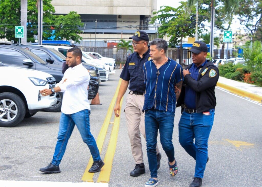 Modelo de OnlyFans y actor, Jorge Luis Estrella Arias, llega al Palacio de la Policía luego de entregarse en Punta Cana por estar involucrado en asalto a sucursal del Banco Popular.