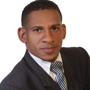 No, no es «pastor», es un farsante