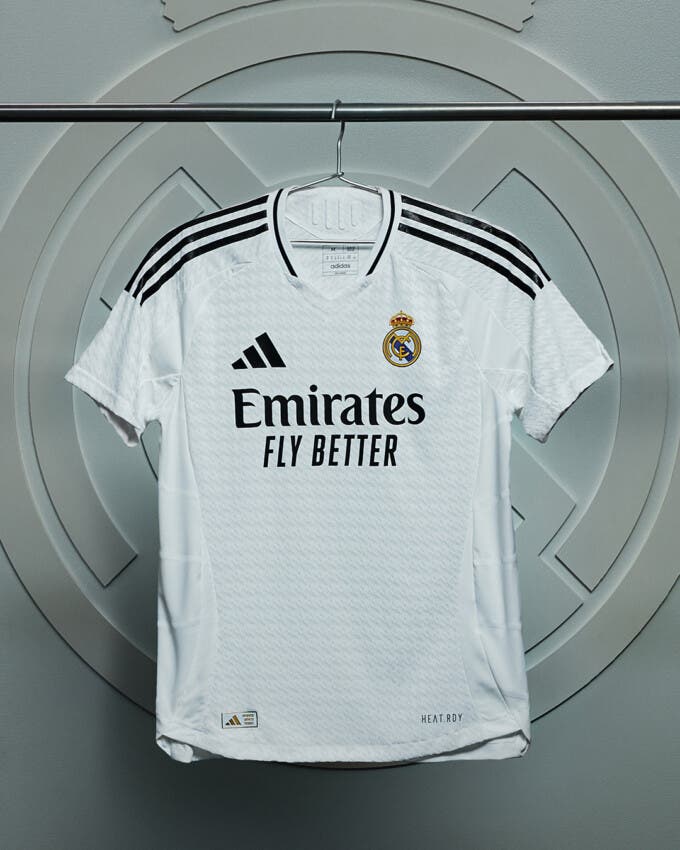 El Real Madrid presenta nueva camiseta y estrena tienda en el Bernabéu