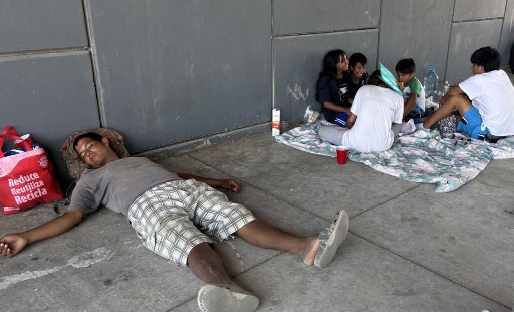 CIUDAD JUÁREZ (MÉXICO), 14/07/2024.- Migrantes permanecen este viernes debajo de un puente para cubrirse de los rayos solares debido a las altas temperaturas registradas en ciudad Juárez, en el estado de Chihuahua (México). Ante las temperaturas de hasta 44 grados Celsius y la creciente inseguridad que se vive en la mexicana Ciudad Juárez, migrantes han dejado de acampar en el río Bravo (río Grande en EE.UU., frontera natural entre ambos países) para refugiarse bajo un puente vial cercano a los puntos de cruce irregular. EFE/Luis Torres