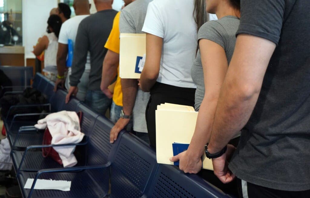 EL PASO (ESTADOS UNIDOS), 14/06/2024.- Inmigrantes esperan en fila para entregar su aplicación de entrada a Estados Unidos, este viernes en la frontera de El Paso,Texas (Estados Unidos). Estados Unidos no planea aumentar el número de citas diarias disponibles en la aplicación CBP One, que permite a los migrantes que llegan a la frontera sur presentarse en un puerto de entrada para poder pedir asilo en el país. EFE/César Contreras
