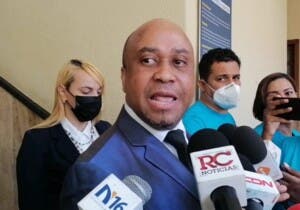 Otro Estrella Arias se entrega por asalto al Banco Popular