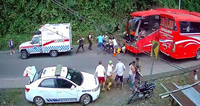 Autobús arrolla a personal sanitario que atendía accidente en una carretera de Ecuador