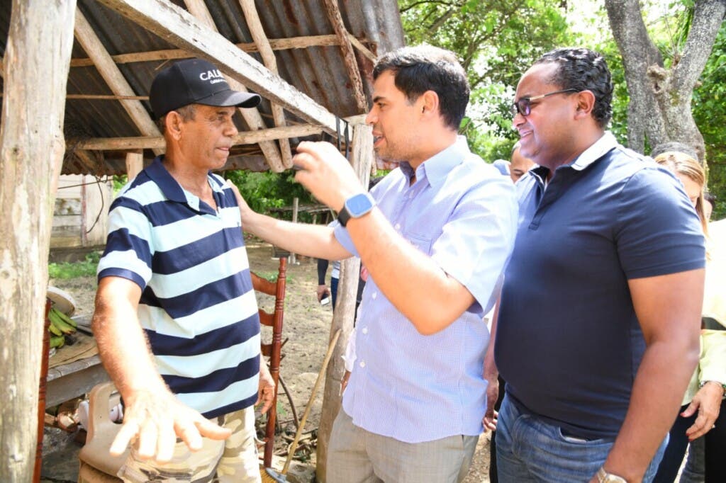 Salcedo, quien supervisó el operativo, dijo que Propeep, acudió en auxilio de las familias que han sido afectadas por los vientos y lluvias e inundaciones generados por las vaguada de las últimas semanas.
