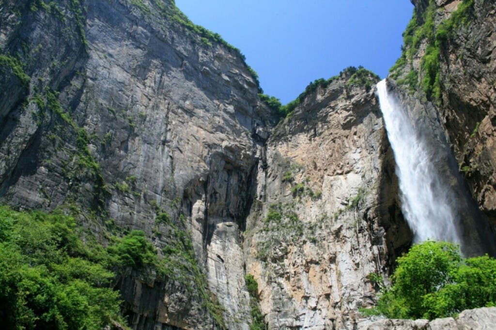 Revelan cascada más alta de China posee modificación artificial en su estructura