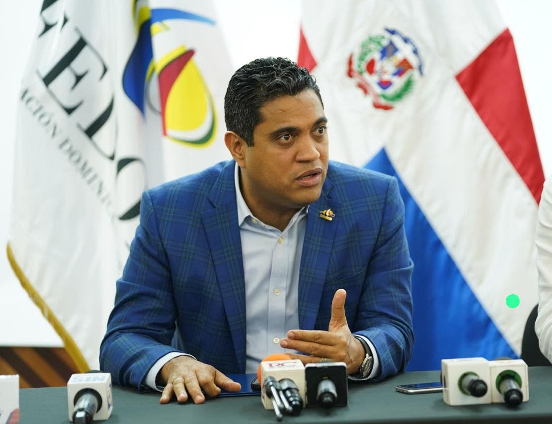 Llama a detener aumentos salariales «alegres» de autoridades municipales