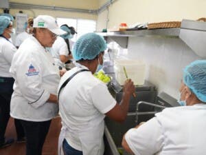 Refuerzan conocimientos de proveedores para garantizar correcta preparación almuerzo escolar