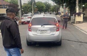 Policía identifica las 2 personas muertas dentro de vehículo en Gazcue