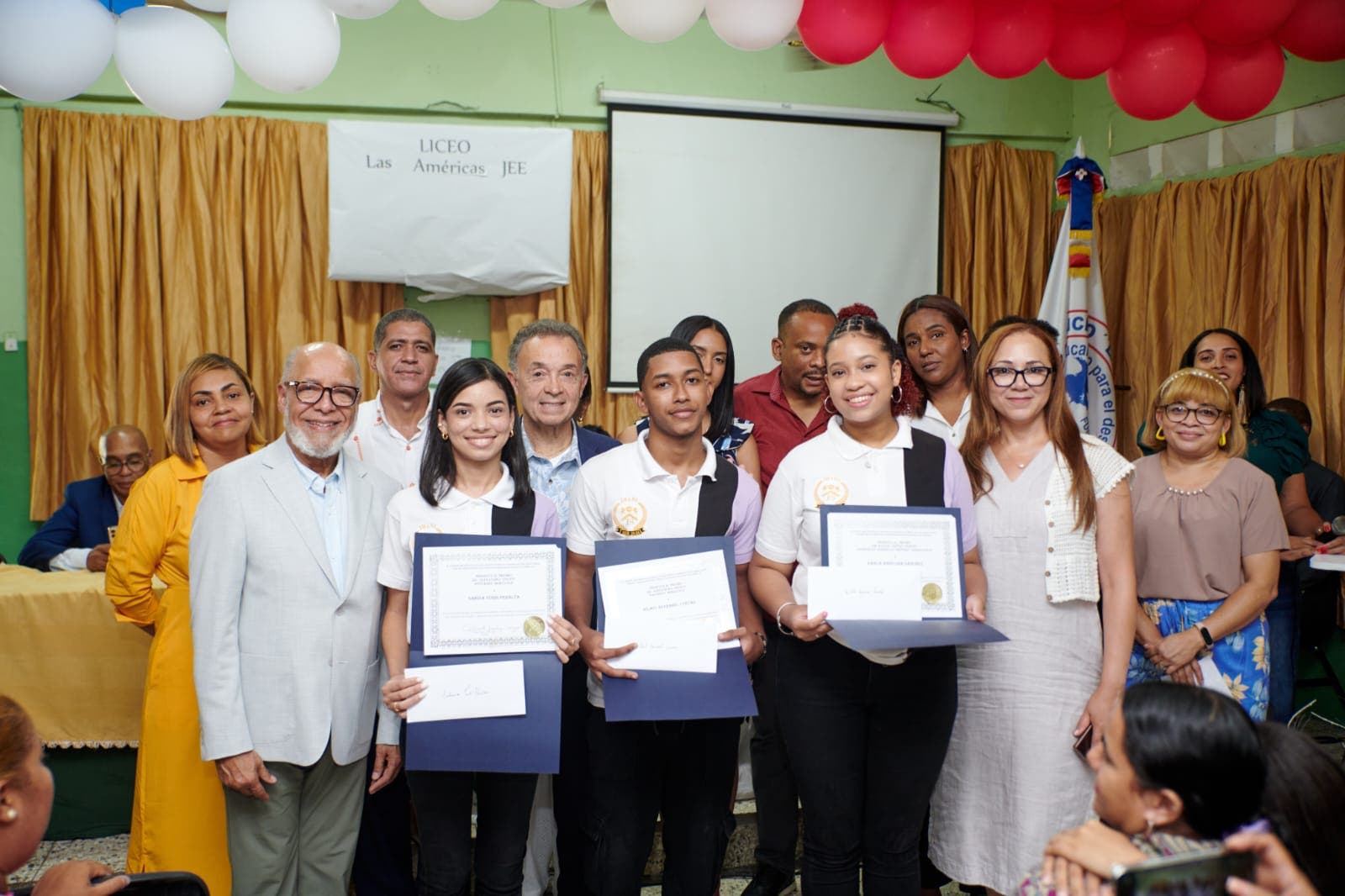 Dominicanos residentes en EEUU reconocen estudiantes meritorios de liceo en SDO