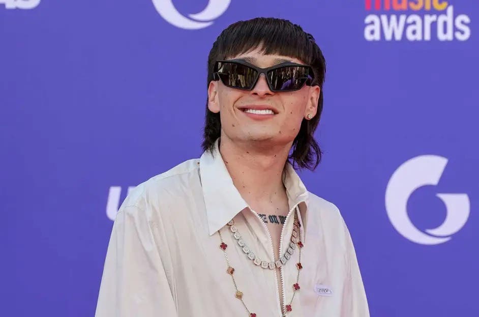 Carín León, Peso Pluma y Maluma dominan los Premios Juventud 2024