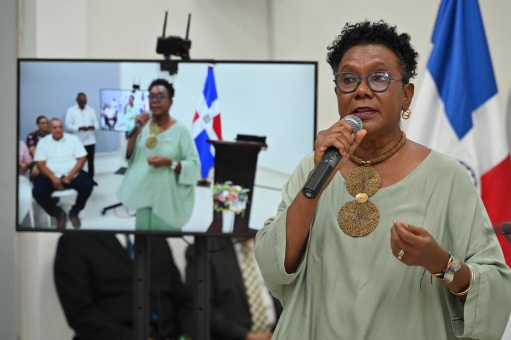 Senado reconoce a Xiomara Fortuna por sus 40 años en la música