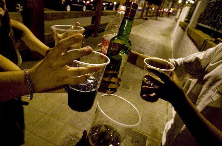 Distrito de Tokio prohibirá beber alcohol en la calle de forma permanente
