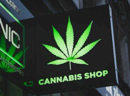 Nueva York ha cerrado más de 500 tiendas ilegales de cannabis en un mes