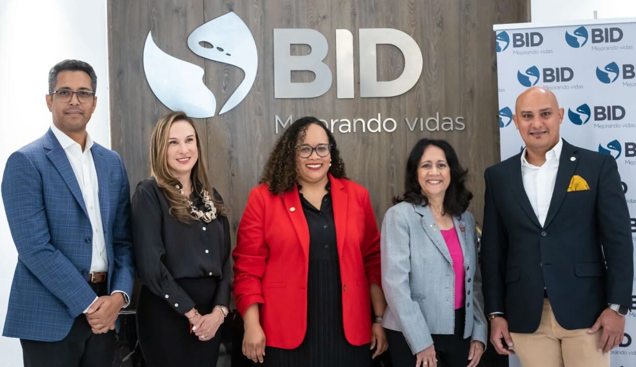 Realizan primera feria de empleos mujer digital
