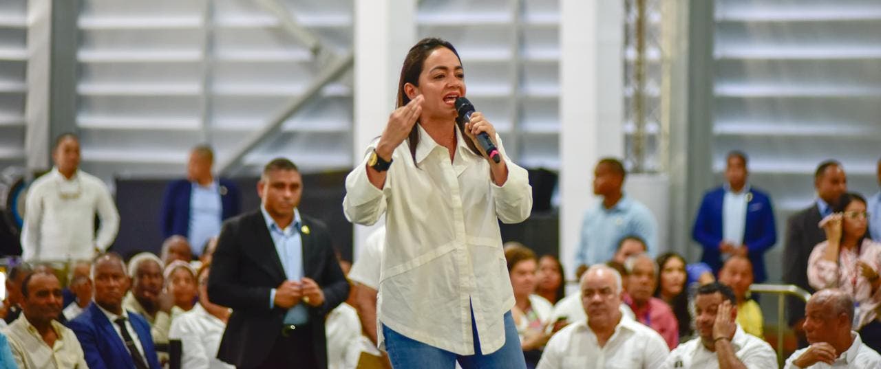 Faride Raful destaca reinicio titulación a más de 8,000 familias en Domingo Savio