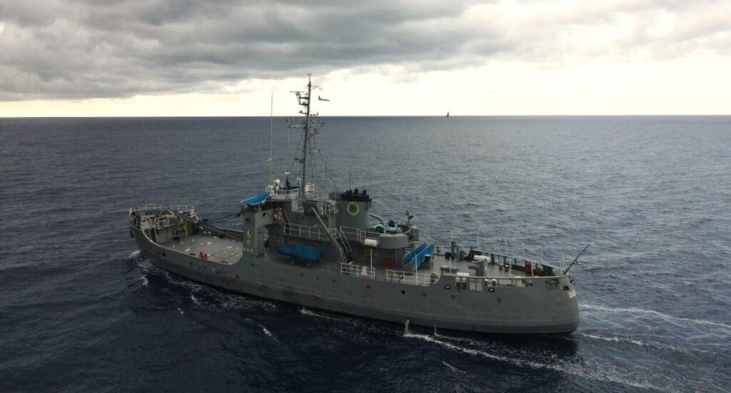 De las 17 personas rescatadas por la Armada, tres fueron trasladados a Cabrera para recibir atenciones médicas primaria, y los restantes se encuentran a bordo del patrullero de altura Didiez Burgos PA-301, ARD, en condiciones generales estables.