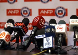 Los medios chilenos evolucionan frente a desafíos de polarización y tecnología    
