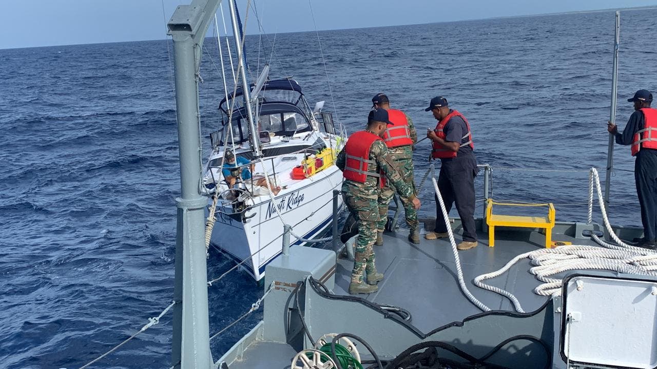 Rectan a 2 estadounidenses perdidos en el mar