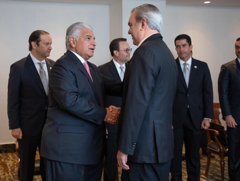 Presidente Abinader se reúne con nuevo presidente panameño