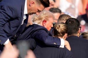 Trump confirma que bala le alcanzó en la oreja derecha y dice que lo ocurrido es increíble