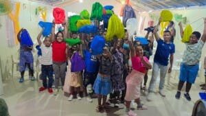 Organización FECCI entrega útiles escolares a niños de Azua y Barahona