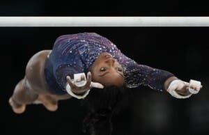 Biles con nueva técnica en barras