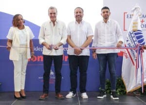Abinader entrega techado a la escuela Salomé Ureña