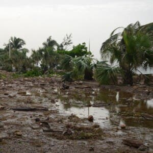 Malecones del DN y SDE convertidos en zonas desastre por huracán Beryl
