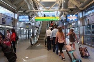 Desalojada terminal 8 del aeropuerto JFK de Nueva York tras incendio en escalera mecánica