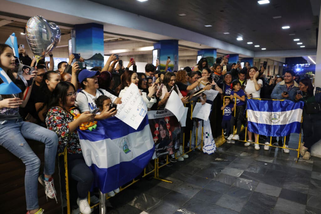 Sheynnis Palacios llega a Guatemala aclamada por sus paisanos